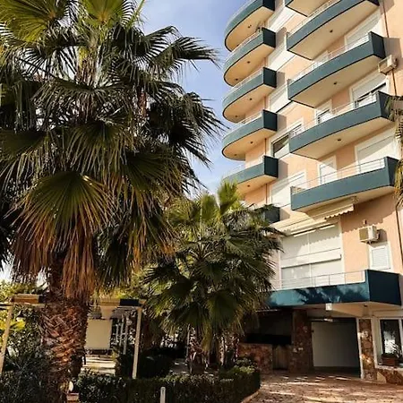 Alexandra Apartment *