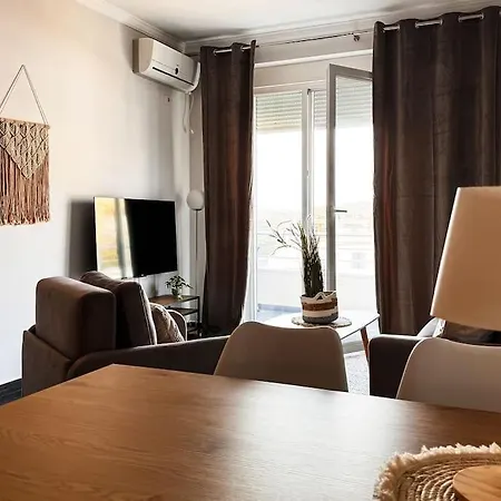 Alexandra Apartment *